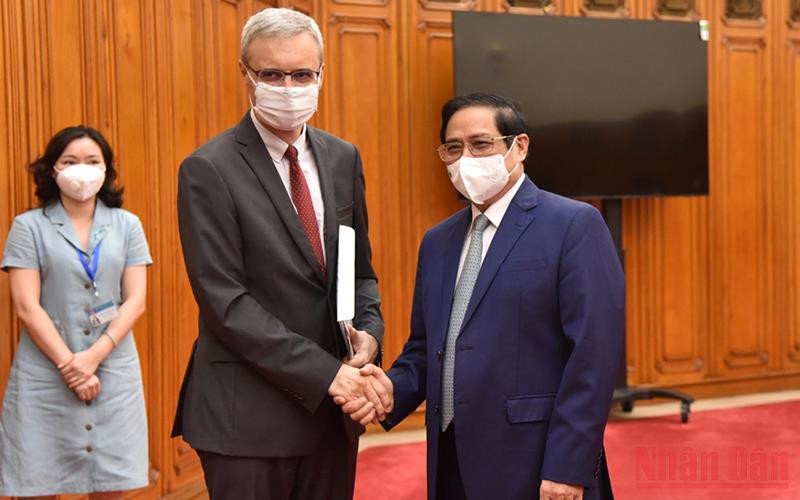 Thủ tướng Phạm Minh Chính tiếp Đại sứ Pháp tại Việt Nam Nicolas Warnery. (Ảnh: Trần Hải)