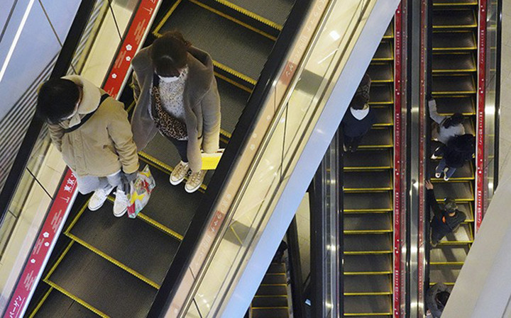 Hệ thống thang cuốn tại một trung tâm mua sắm ở Tokyo, Nhật Bản vắng bóng người trong bối cảnh dịch bệnh Covid-19. Ảnh: The Asahi Shimbun/AP
