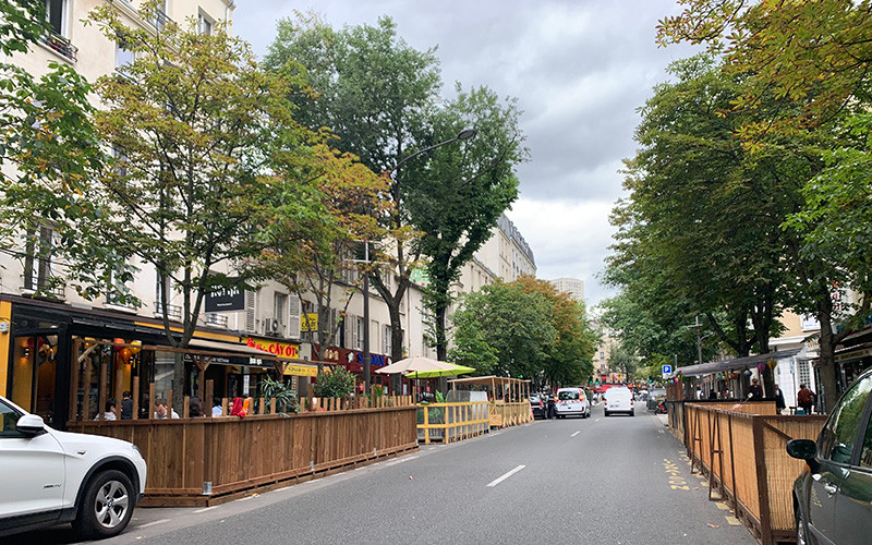 Các nhà hàng tại Pháp được kê thêm bàn ghế ra vỉa hè để hạn chế tiếp xúc trong không gian kín. Tuy nhiên khách vắng hơn rất nhiều so với mọi năm. 