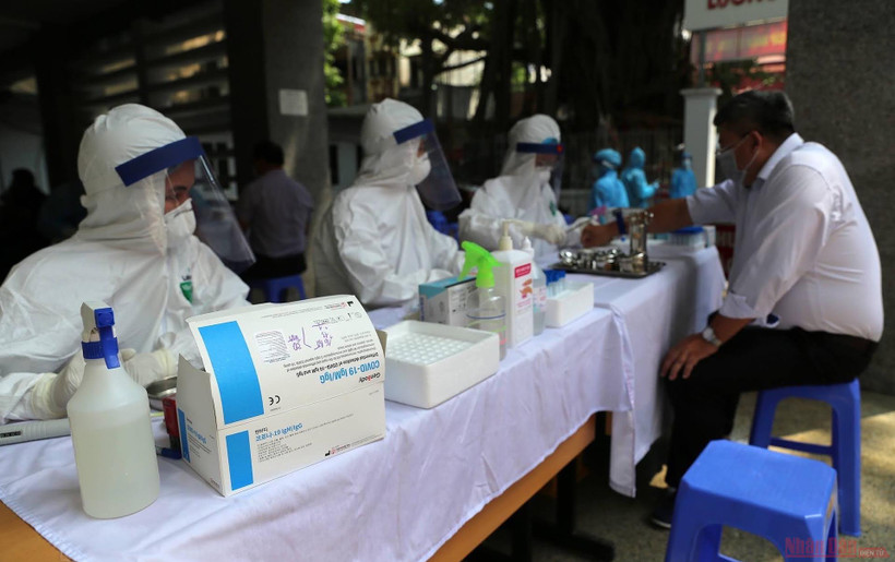Hà Nội bắt đầu xét nghiệm Covid-19 cho những người trở về từ Đà Nẵng