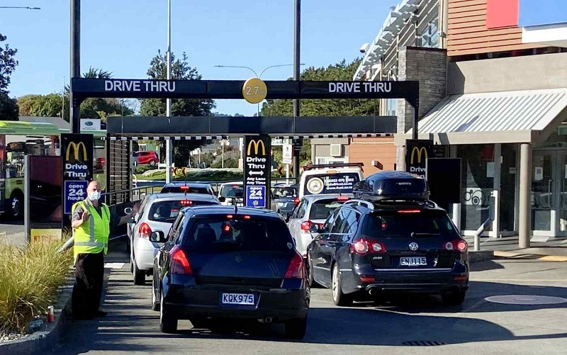 Người New Zealand xếp hàng mua đồ ăn mang về ở Wellington, ngày 1/9/2021, trong bối cảnh lệnh phong tỏa toàn quốc được nới lỏng, ngoại trừ tại thành phố lớn nhất nước Auckland. (Ảnh: Reuters)