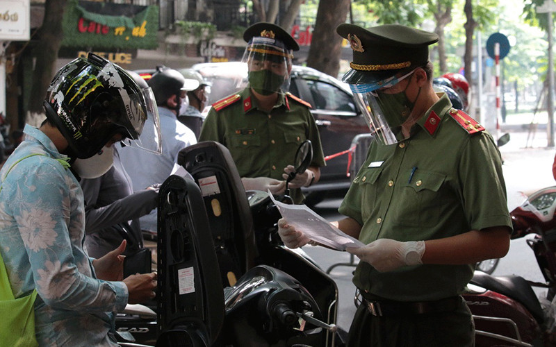 Người dân được cấp Giấy đi đường phải khai báo y tế qua website trước khi tham gia giao thông.