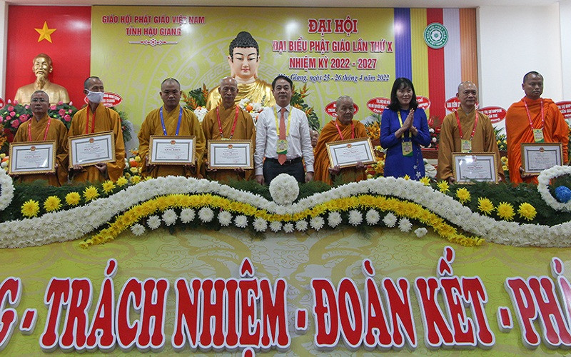 Bí thư Tỉnh ủy Hậu Giang Nghiêm Xuân Thành tặng Bằng khen cho 1 tập thể, 6 cá nhân có thành tích xuất sắc trong hoạt động đạo sự giai đoạn 2017-2022.