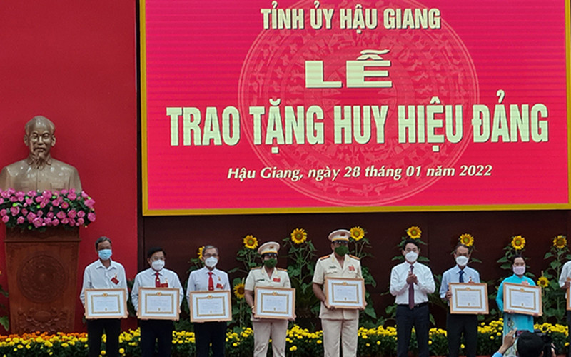 Trao Huy hiệu Đảng cho các đồng chí cao niên tuổi Đảng.
