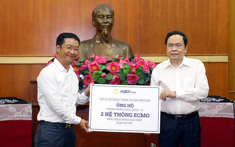 Chủ tịch UBTƯ MTTQ Việt Nam Trần Thanh Mẫn tiếp nhận ủng hộ từ NSJ Group. Ảnh: Kỳ Anh.