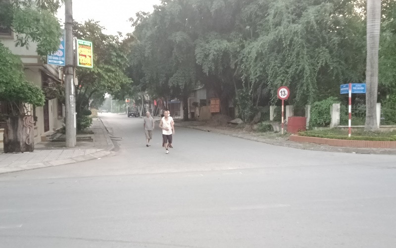 Hiện trường xảy ra vụ việc là đầu đường Nguyễn Trung Trực nối với đường Túc Duyên thuộc phường Túc Duyên, tối 26-8.