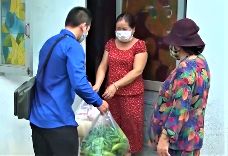 Đoàn viên, thanh niên Thành đoàn Buôn Ma Thuột hỗ trợ thực phẩm cho các gia đình có hoàn cảnh khó khăn do đại dịch Covid-19 trên địa bàn.