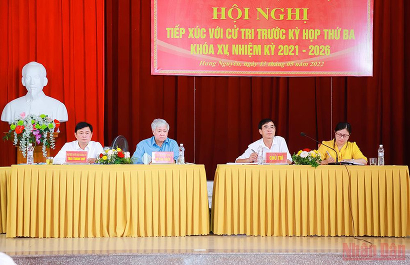 Chủ tịch Ủy ban Trung ương Mặt trận Tổ quốc Việt Nam Đỗ Văn Chiến tiếp xúc cử tri tại huyện Hưng Nguyên.