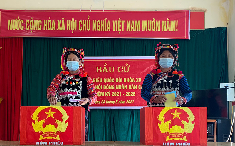 Đồng bào dân tộc Hà Nhì xã biên giới Sín Thầu bỏ phiếu bầu cử.