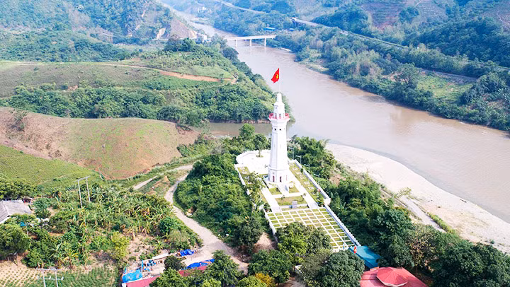  Cột cờ Lũng Pô - Nơi con sông Hồng chảy vào đất Việt. Ảnh: ĐOÀN HỮU NAM