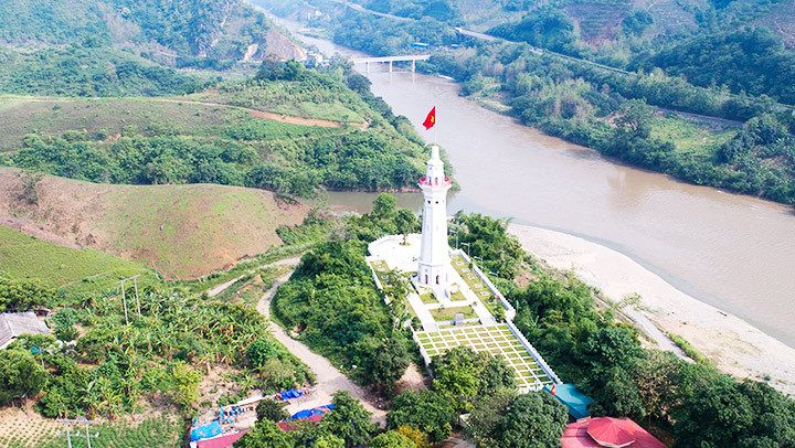  Cột cờ Lũng Pô - Nơi con sông Hồng chảy vào đất Việt. Ảnh: ĐOÀN HỮU NAM