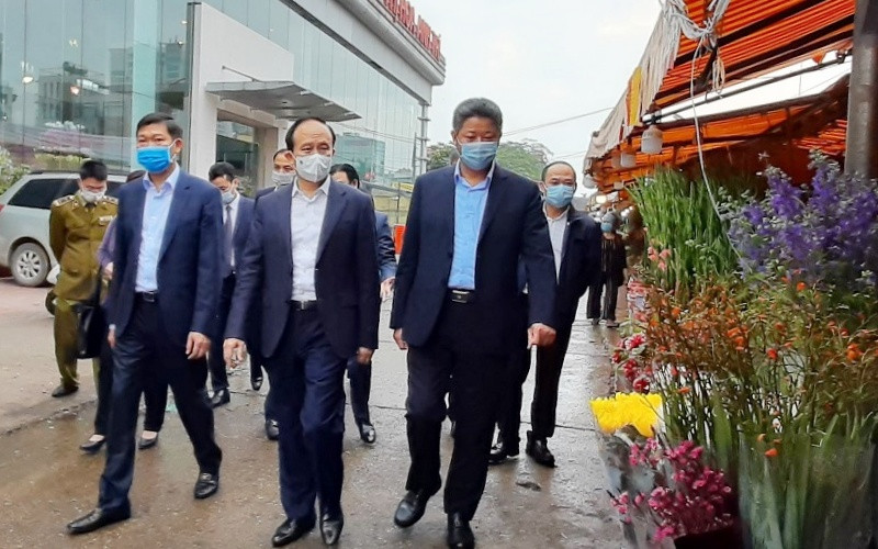 Đồng chí Nguyễn Ngọc Tuấn dẫn đầu đoàn công tác số 3 của Thành ủy Hà Nội kiểm tra công tác phòng, chống dịch Covid-19 tại chợ hoa Quảng Bá (quận Tây Hồ, Hà Nội).