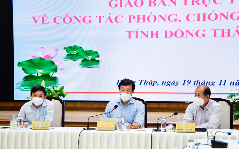 Bí thư Tỉnh ủy Đồng Tháp Lê Quốc Phong phát biểu chỉ đạo Hội nghị giao ban trực tuyến công tác phòng, chống dịch Covid-19 của tỉnh, tối 19/11. (Ảnh: Hữu Nghĩa)