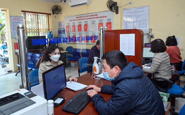 Cán bộ UBND phường Nguyễn Du (quận Hai Bà Trưng) giải quyết thủ tục hành chính cho người dân. (Ảnh DUY LINH)