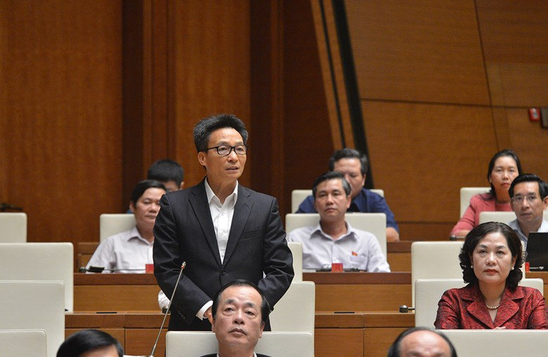 Phó Thủ tướng Vũ Đức Đam chỉ ra hai nguyên nhân dẫn đến hiện tượng người bệnh có BHYT vẫn phải tự mua thuốc bên ngoài, tại phiên chất vấn và trả lời chất vấn của Quốc hội ngày 9-11.