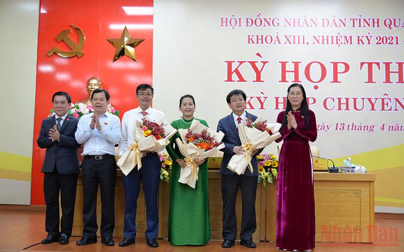 Lãnh đạo tỉnh Quảng Ngãi tặng hoa chúc mừng các đồng chí được bầu giữ chức vụ mới. 
