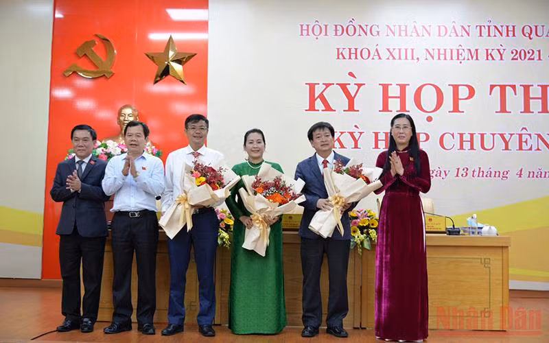 Lãnh đạo tỉnh Quảng Ngãi tặng hoa chúc mừng các đồng chí được bầu giữ chức vụ mới. 