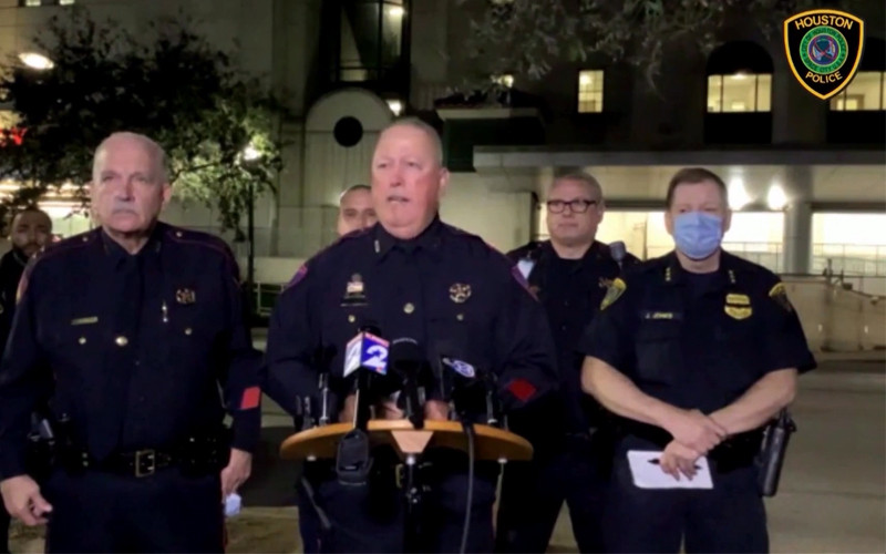 Trợ lý Cảnh sát trưởng Houston James Jones tường thuật sự việc trong 1 video đăng tải trên Reuters. ( Ảnh chụp màn hình)