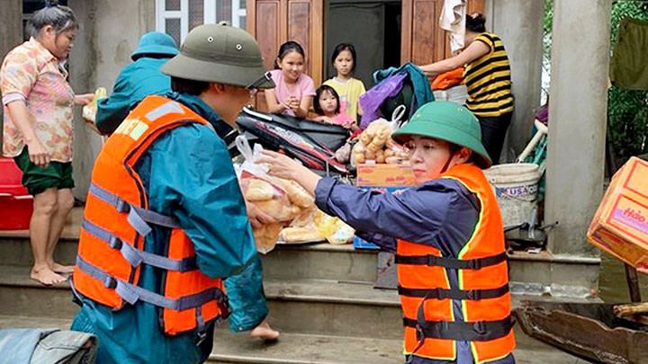 Tặng quà hỗ trợ cho người dân vùng lũ.