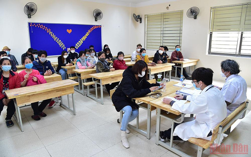 Khám sàng lọc trước khi tiêm vaccine ngừa Covid-19. (Ảnh: THÀNH ĐẠT)