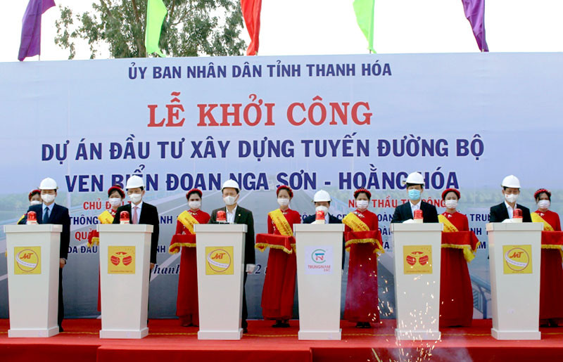 Các đại biểu thực hiện Lễ động thổ khởi công dự án.
