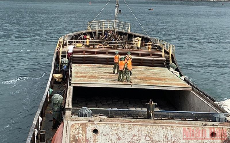 Tàu gặp sự cố trên biển.