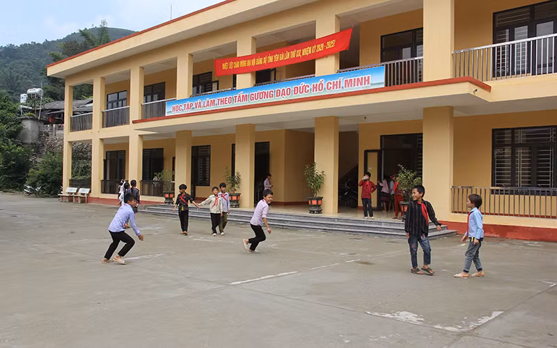 Khu phòng học xây dựng kiên cố của Trường Phổ thông dân tộc bán trú THCS Cao Phạ, Mù Cang Chải (Yên Bái).