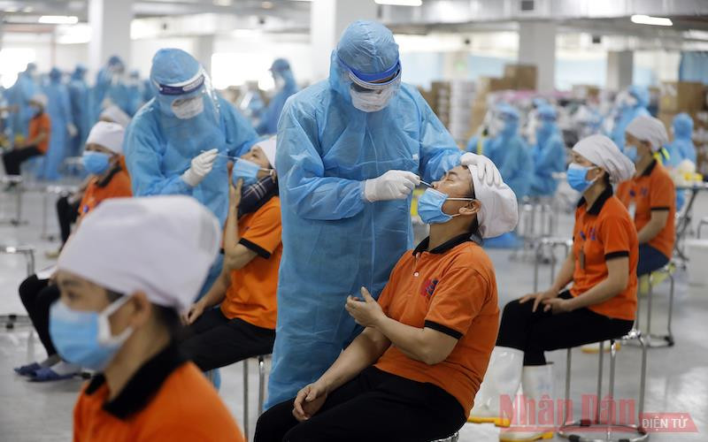 Xét nghiệm Covid-19 cho công nhân Khu công nghiệp Quang Châu, tỉnh Bắc Giang. (Ảnh: DUY LINH)