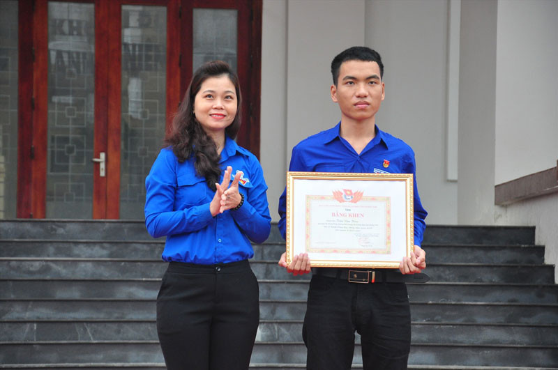 Bí thư Tỉnh đoàn Quảng Nam trao Bằng khen tặng anh Trần Văn Tròn.