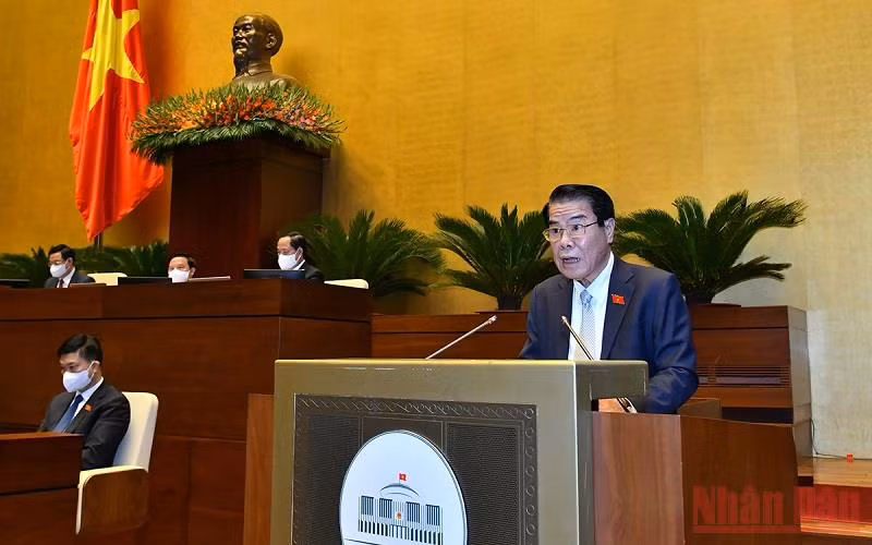 Trưởng Ban Dân nguyện thuộc Ủy ban Thường vụ Quốc hội Dương Thanh Bình trình bày Báo cáo. (Ảnh: DUY LINH - THỦY NGUYÊN)
