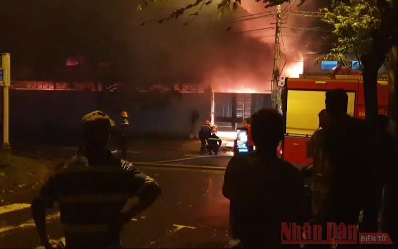 Lực lượng phòng cháy chữa cháy nỗ lực khống chế vụ cháy. (Ảnh: Lê Sỹ)