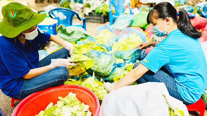 Các tình nguyện viên sơ chế rau củ chuẩn bị cho các suất ăn tại bếp ăn nghĩa tình.