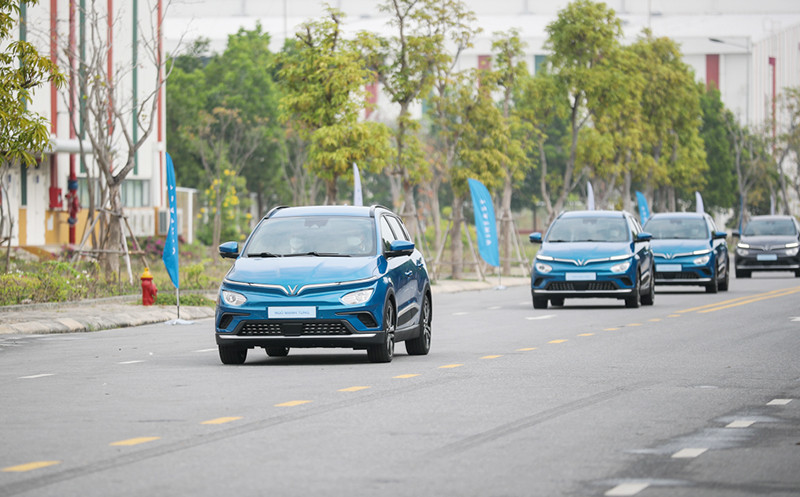 Những chiếc ô-tô điện thương mại đầu tiên của Vinfast chạy trên đường.