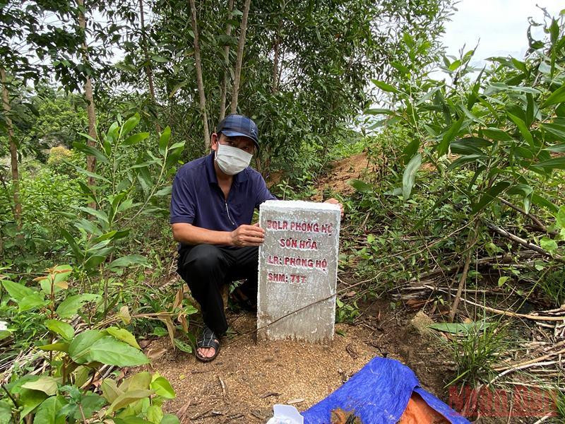 Các cột mốc do Ban Quản lý rừng phòng hộ Sơn Hòa mới cắm, khẳng định ranh giới rừng phòng hộ nhưng đã bị phá để trồng keo.