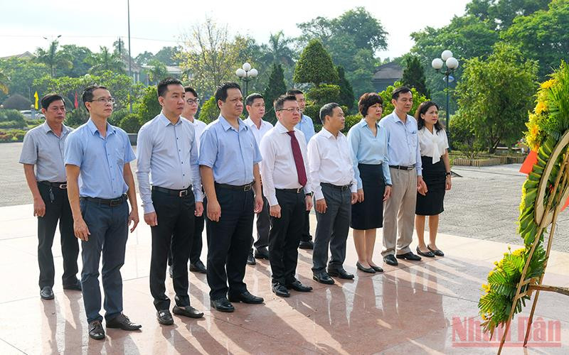 Ủy viên Trung ương Đảng, Tổng biên tập Báo Nhân Dân, Phó trưởng Ban Tuyên giáo Trung ương, Chủ tịch Hội Nhà báo Việt Nam Lê Quốc Minh dẫn đầu đoàn công tác Báo Nhân Dân đặt vòng hoa tại Nghĩa trang liệt sĩ Triệu Phong, tỉnh Quảng Trị.