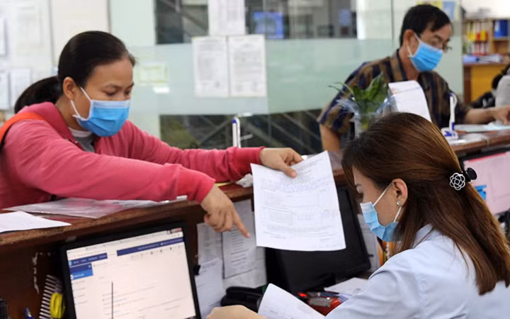 Giao dịch tại cơ quan bảo hiểm xã hội (Ảnhminh họa: VSS).