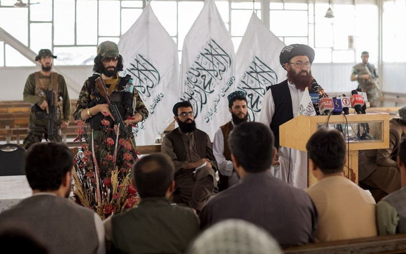 Quan chức Taliban tham dự cuộc họp báo về việc phát hành hộ chiếu cho công dân sau nhiều tháng trì hoãn. (Ảnh: Reuters)