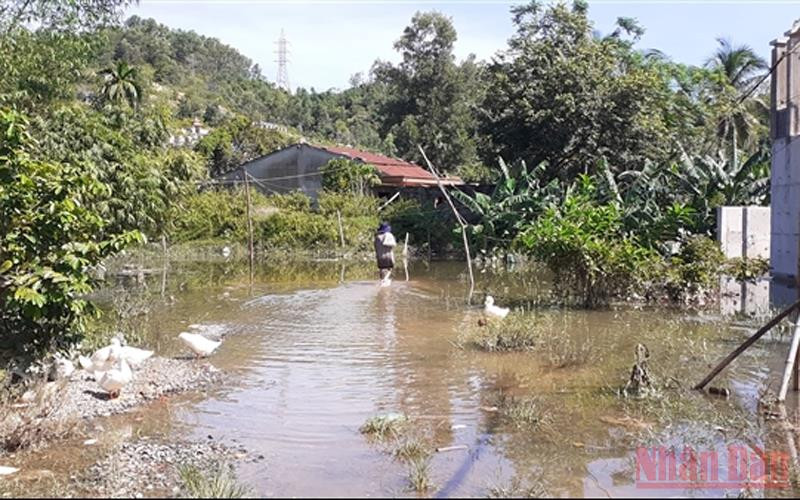 Đường vào khu dân cư bị ngập kéo dài mỗi khi có mưa lớn, (Ảnh: THANH HỒNG)