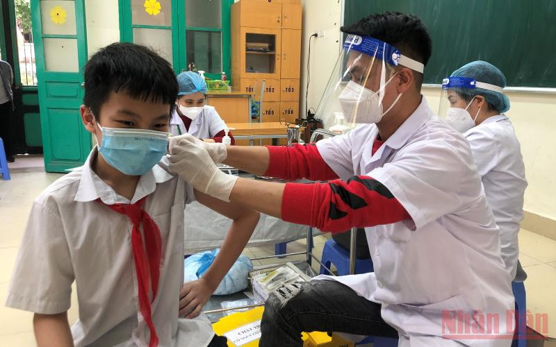 Các em học sinh lớp 6 được tiêm trong đợt đầu tiên.