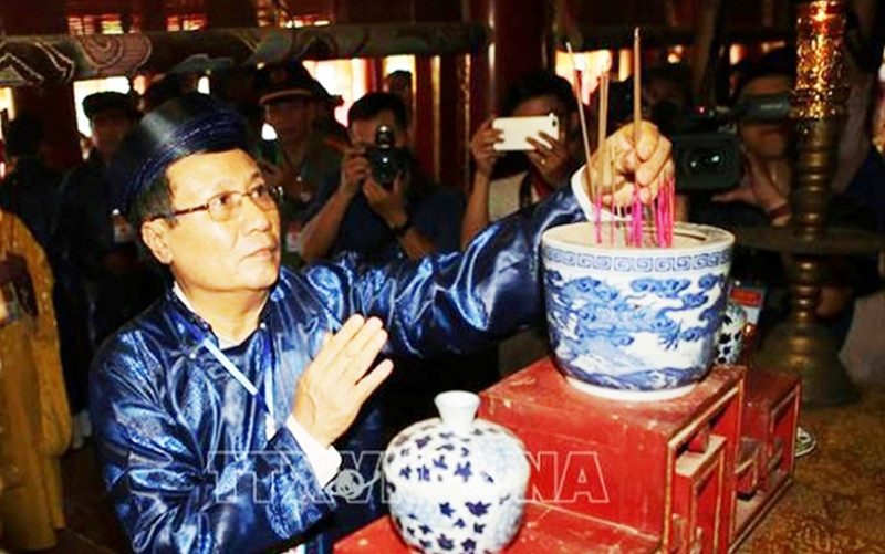 Phó Chủ tịch Thường trực UBND tỉnh Quảng Trị Hà Sỹ Đồng dâng hương xin rước bài vị Vua Hàm Nghi từ Thế Miếu về Tân Sở. (Ảnh: TTXVN)