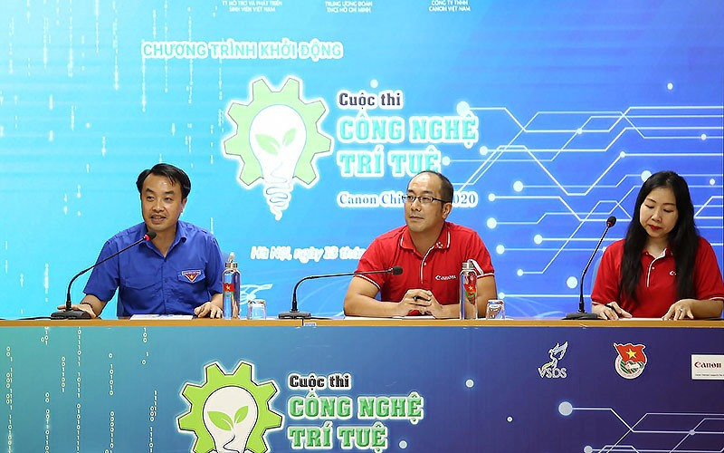 Các thành viên Ban Tổ chức cung cấp thông tin đến các thí sinh tại chương trình phát động cuộc thi.