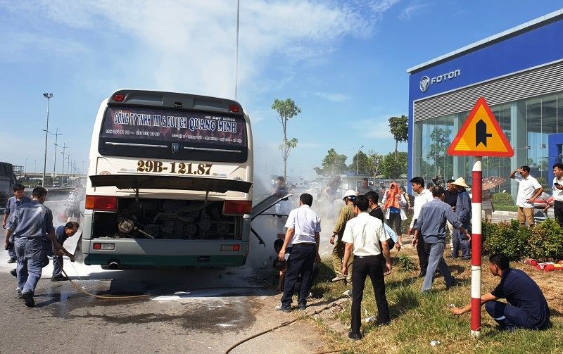 Cán bộ, nhân viên Chi nhánh THACO ở Thanh Hóa trợ giúp nhà xe dập lửa. 
