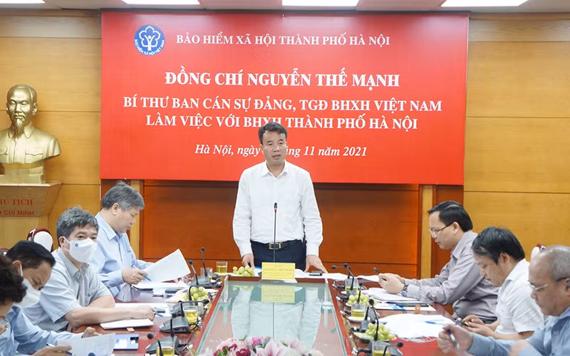Tổng Giám đốc Bảo hiểm xã hội Việt Nam Nguyễn Thế Mạnh làm việc với Bảo hiểm xã hội Hà Nội. (Ảnh: Tâm Trung)