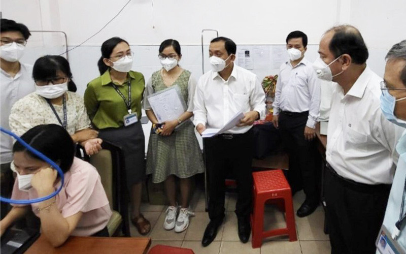 Lãnh đạo Sở Y tế Thành phố khảo sát thực tế việc triển khai chuyển đổi số công tác quản lý F0 tại Trạm Y tế phường 13, quận Tân Bình (Ảnh: Sở Y tế Thành phố).