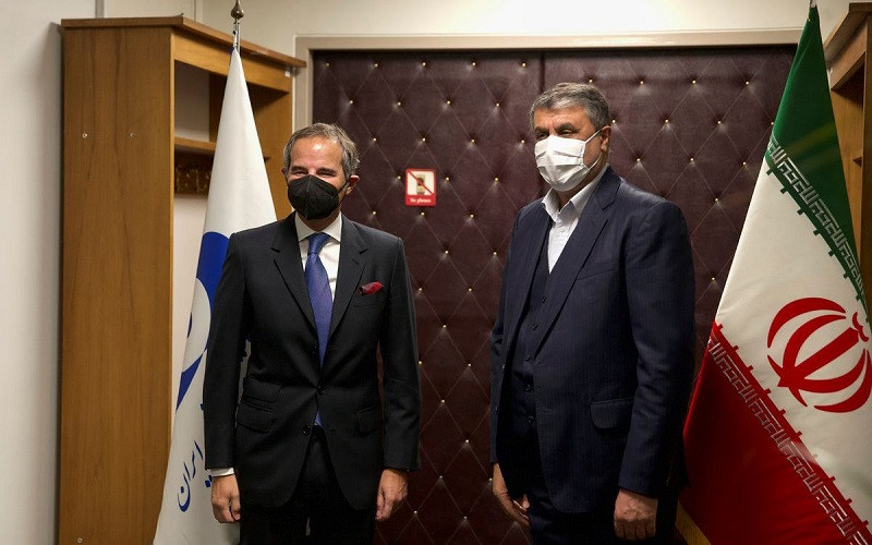 Tổng giám đốc IAEA Rafael Grossi và Giám đốc AEOI Mohammad Eslami tại cuộc gặp ở Tehran, Iran. (Ảnh: Reuters)