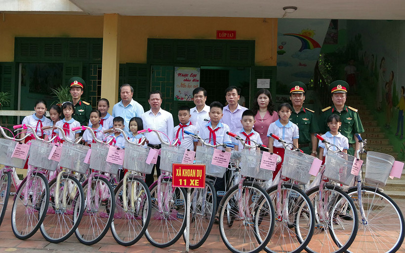 Tặng gần 600 xe đạp cho học sinh nghèo