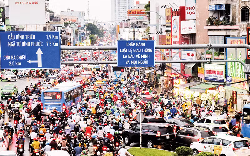 Giờ cao điểm tại TP Hồ Chí Minh, xe máy và các phương tiện khác thường rơi vào cảnh ùn tắc. Ảnh: Gia Minh 