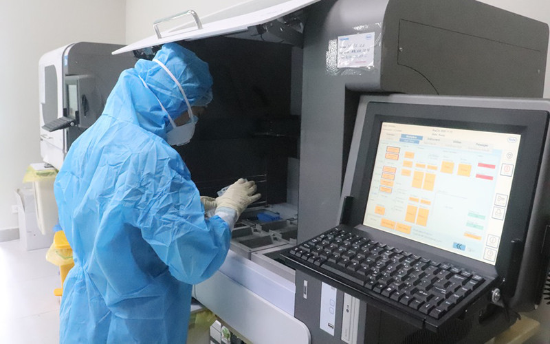 Bên trong phòng xét nghiệm SARS-CoV-2 của Bệnh viện Nhi Trung ương.