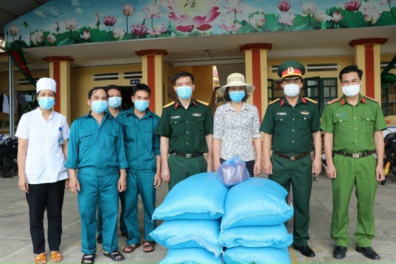 Tiếp nhận lương thực qua vận động ủng hộ các chốt kiểm dịch y tế tại huyện Trấn Yên (Yên Bái).