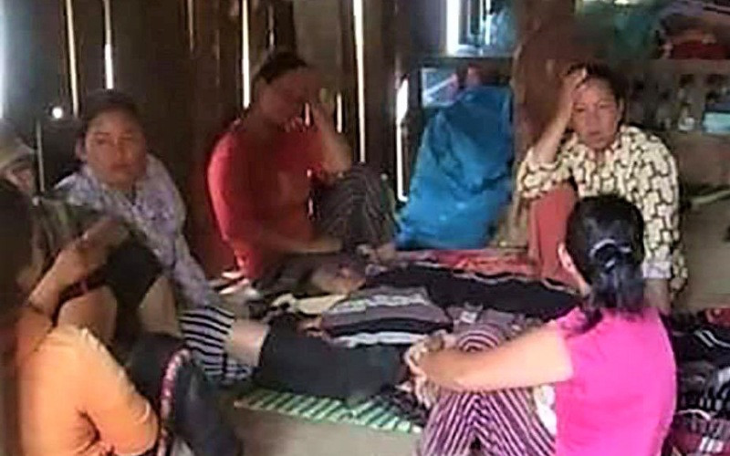 Gia đình và người thân lo hậu sự cho nạn nhân.